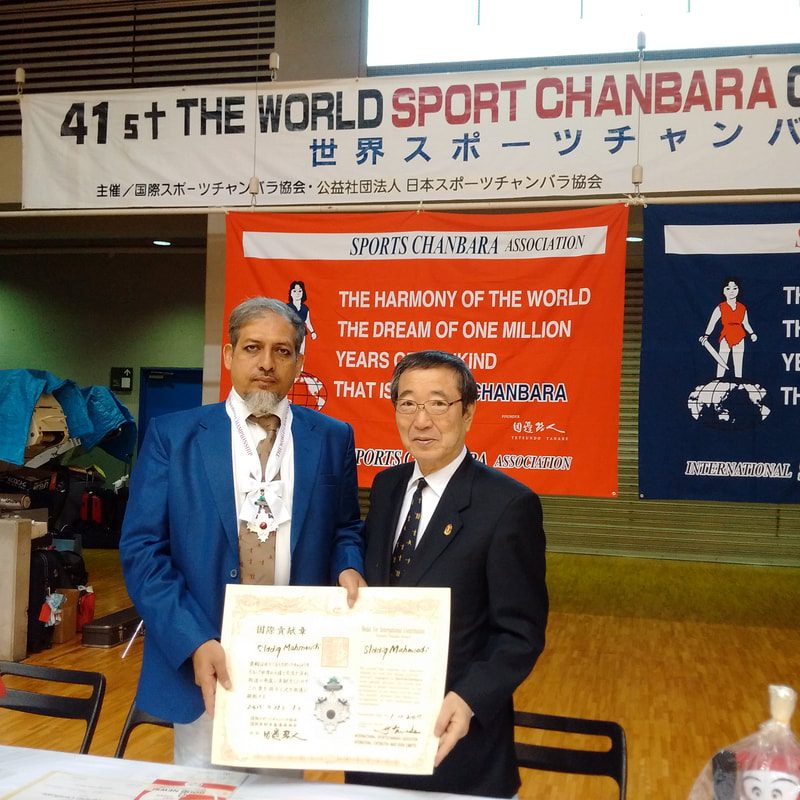 Prof. Dr. Siddiq Mahmoodi receiving a certificate at the World Sport Chanbara Championship